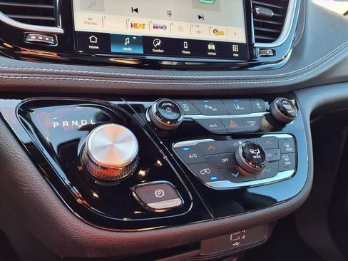 New 2026 Chrysler Pacifica Select image 7