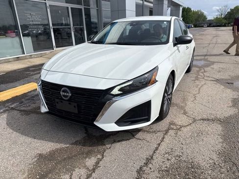 Used 2025 Nissan Altima 2.5 SV FWD image 3