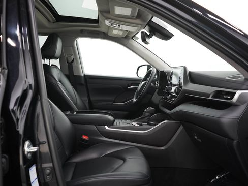 Used 2022 Toyota Highlander XLE AWD/4WD image 13
