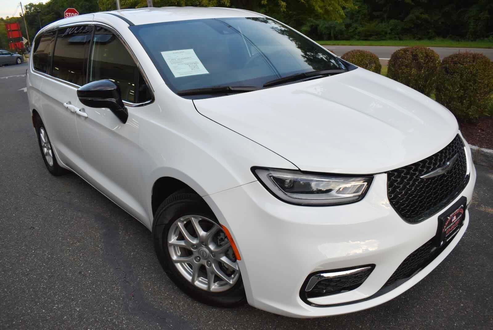 Used 2025 Chrysler Pacifica Select FWD image 60