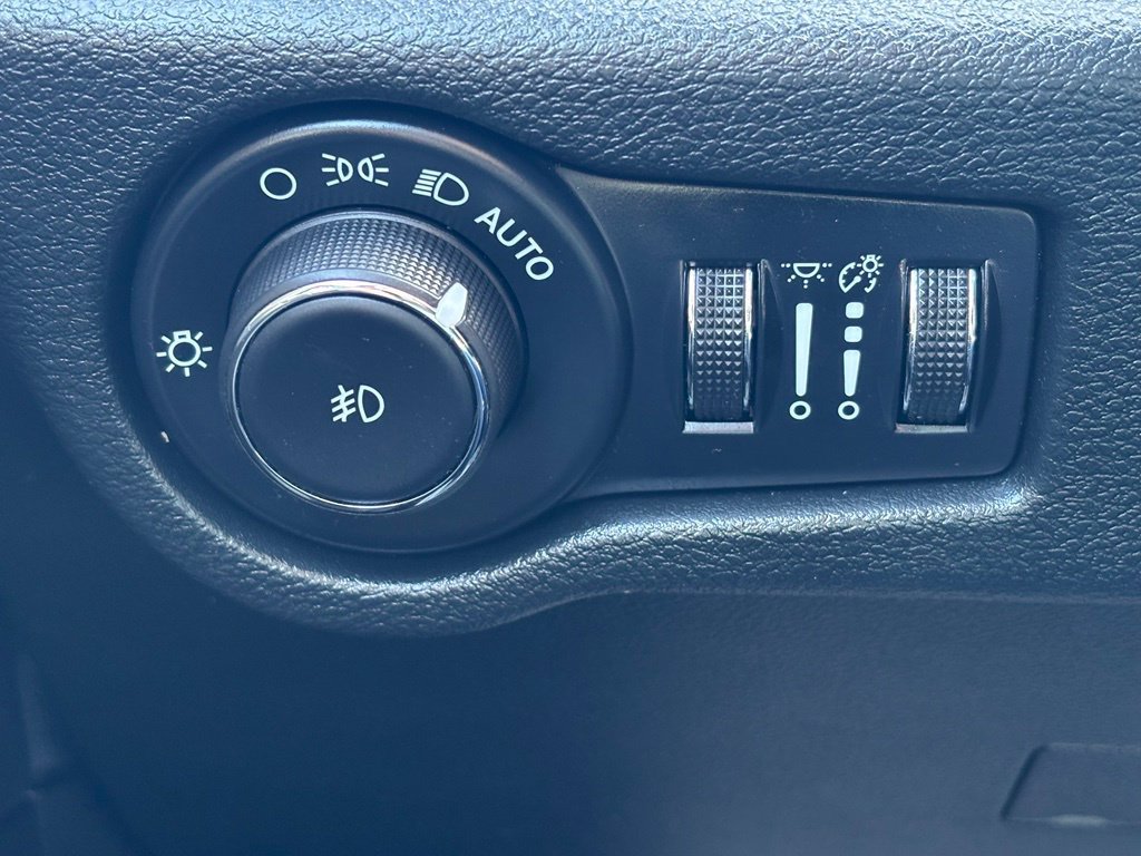 Used 2025 Chrysler Pacifica Limited FWD image 33