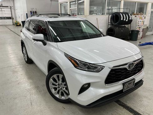 Used 2024 Toyota Highlander Limited image 1