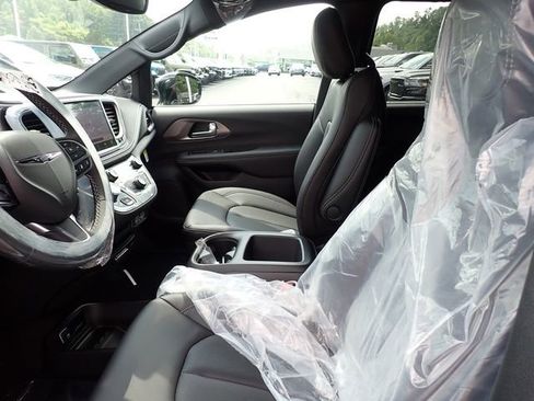 New 2025 Chrysler Pacifica Select image 12