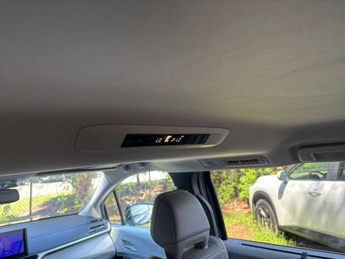 Used 2025 Toyota Sienna XLE FWD image 25