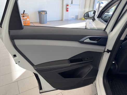 Used 2024 Volkswagen Taos SE w/ Panoramic Sunroof Package image 25