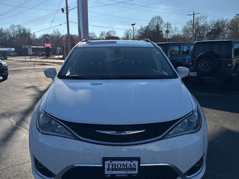 Used 2019 Chrysler Pacifica Touring-L image 2