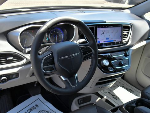 Used 2023 Chrysler Pacifica Touring-L FWD image 16