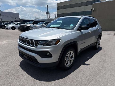 Used 2024 Jeep Compass Latitude AWD/4WD image 3