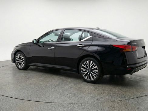 Used 2025 Nissan Altima 2.5 SV FWD image 6