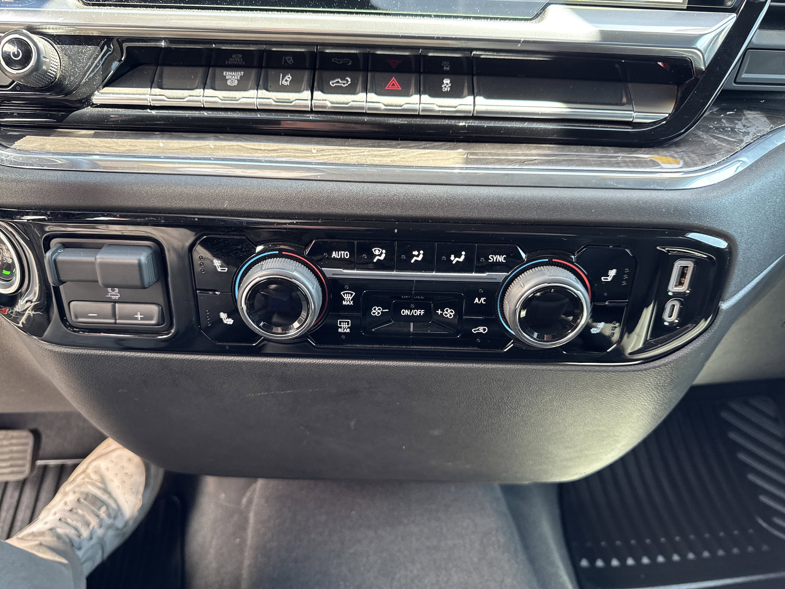 Used 2024 Chevrolet Silverado 2500 LTZ AWD/4WD image 19