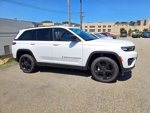 Used 2025 Jeep Grand Cherokee Altitude AWD/4WD image 6
