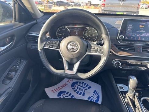 Used 2024 Nissan Altima 2.5 SV image 14