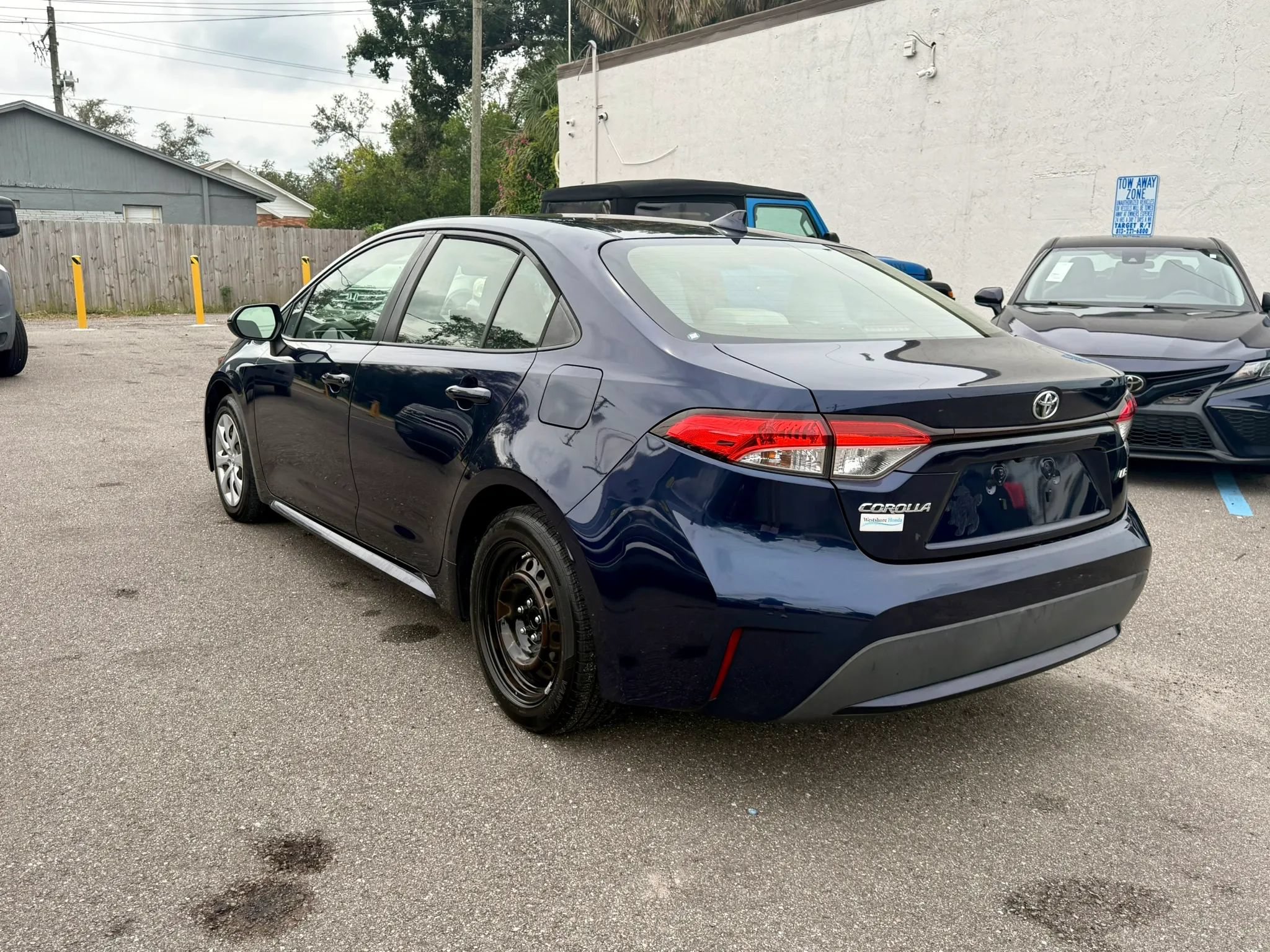 Used 2020 Toyota Corolla LE FWD image 3