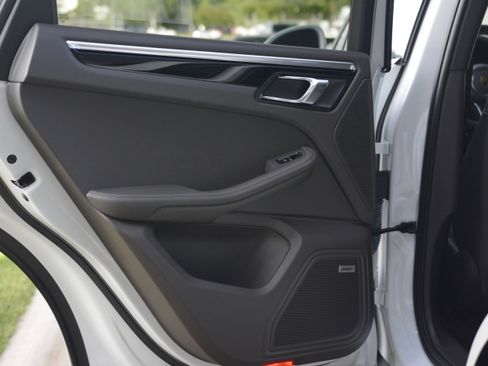 Certified 2021 Porsche Macan AWD/4WD image 30