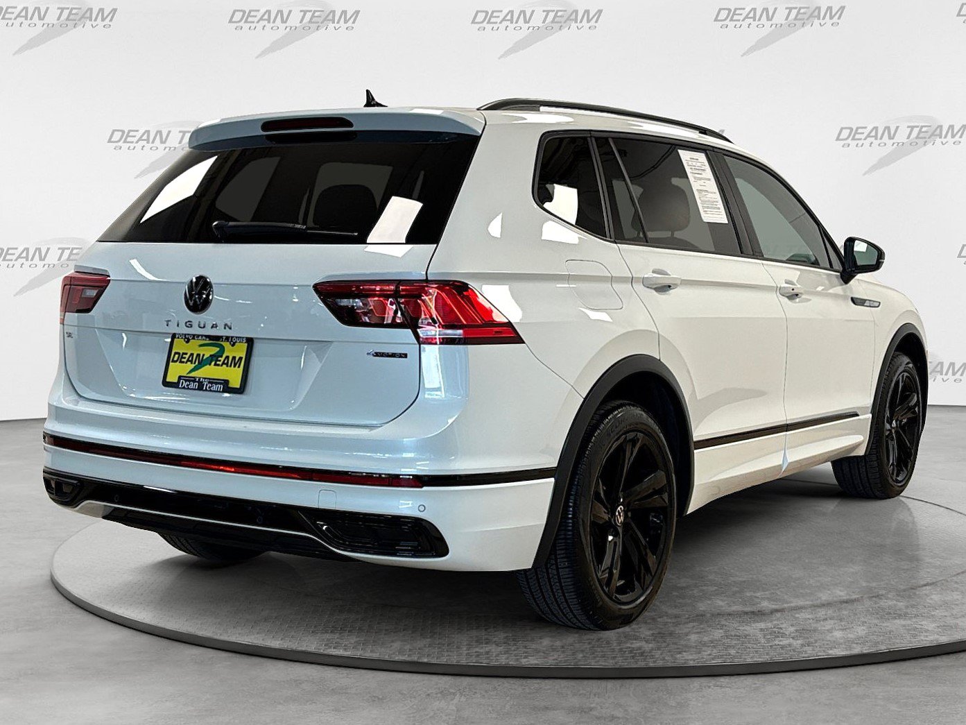 Used 2024 Volkswagen Tiguan SE R-Line AWD/4WD image 4