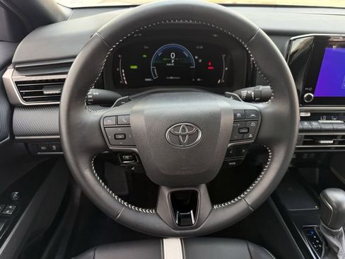 Used 2025 Toyota Camry SE image 13