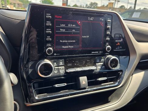 Used 2021 Toyota Highlander LE AWD/4WD image 22
