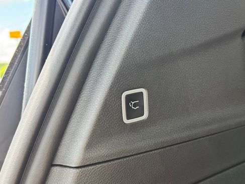 Used 2025 Chrysler Pacifica Select image 6