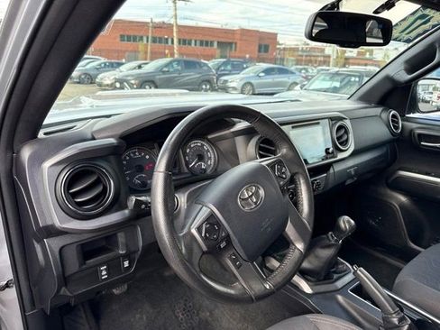 Used 2017 Toyota Tacoma TRD Sport w/ Tow Package AWD/4WD image 6