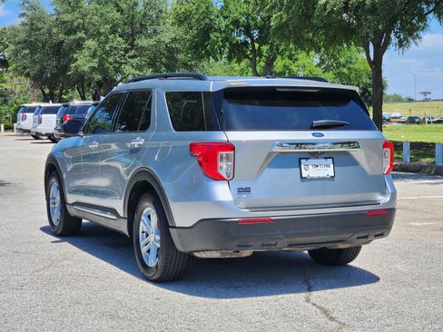 Used 2024 Ford Explorer XLT RWD image 4