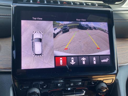 Used 2025 Jeep Grand Cherokee Summit w/ Luxury Tech Group V AWD/4WD image 33