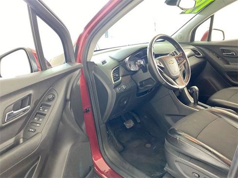 Used 2019 Chevrolet Trax LT w/ LT Convenience Package image 27