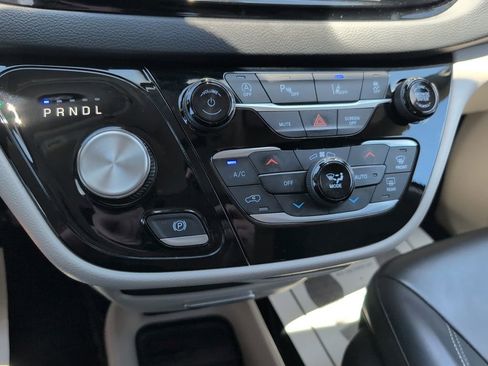 Used 2023 Chrysler Pacifica Touring-L FWD image 10
