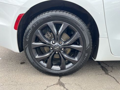 Used 2018 Chrysler Pacifica Touring-L Plus w/ Advanced Safetytec Group FWD image 26