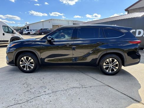 Used 2022 Toyota Highlander XLE image 4