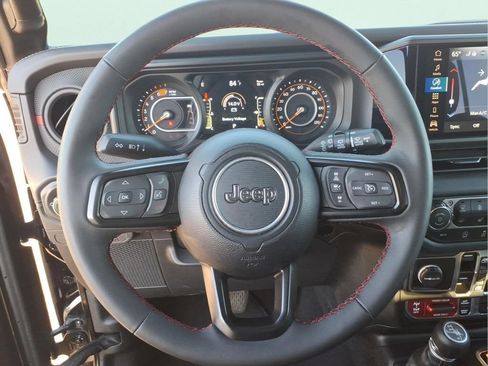 Used 2025 Jeep Wrangler Unlimited Rubicon w/ Convenience Group AWD/4WD image 21