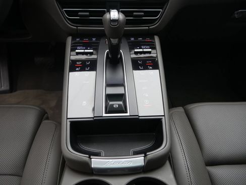 Certified 2023 Porsche Macan AWD/4WD image 33