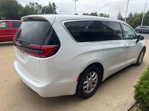 Used 2024 Chrysler Pacifica Touring-L FWD image 4