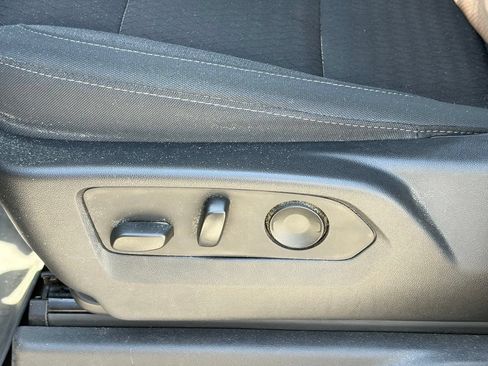 Used 2022 Chevrolet Silverado 1500 LT AWD/4WD image 6