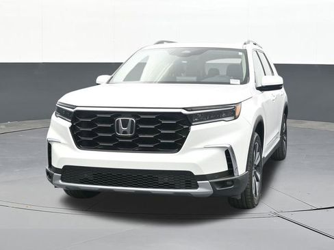 Used 2025 Honda Pilot Touring image 2