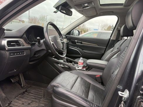 Used 2022 Kia Telluride SX w/ SX Prestige Package image 3