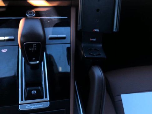 Used 2019 Porsche Cayenne Turbo w/ Sportdesign Package image 33