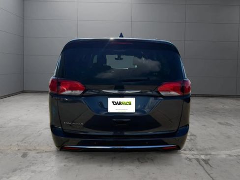 Used 2020 Chrysler Pacifica Touring-L FWD image 3