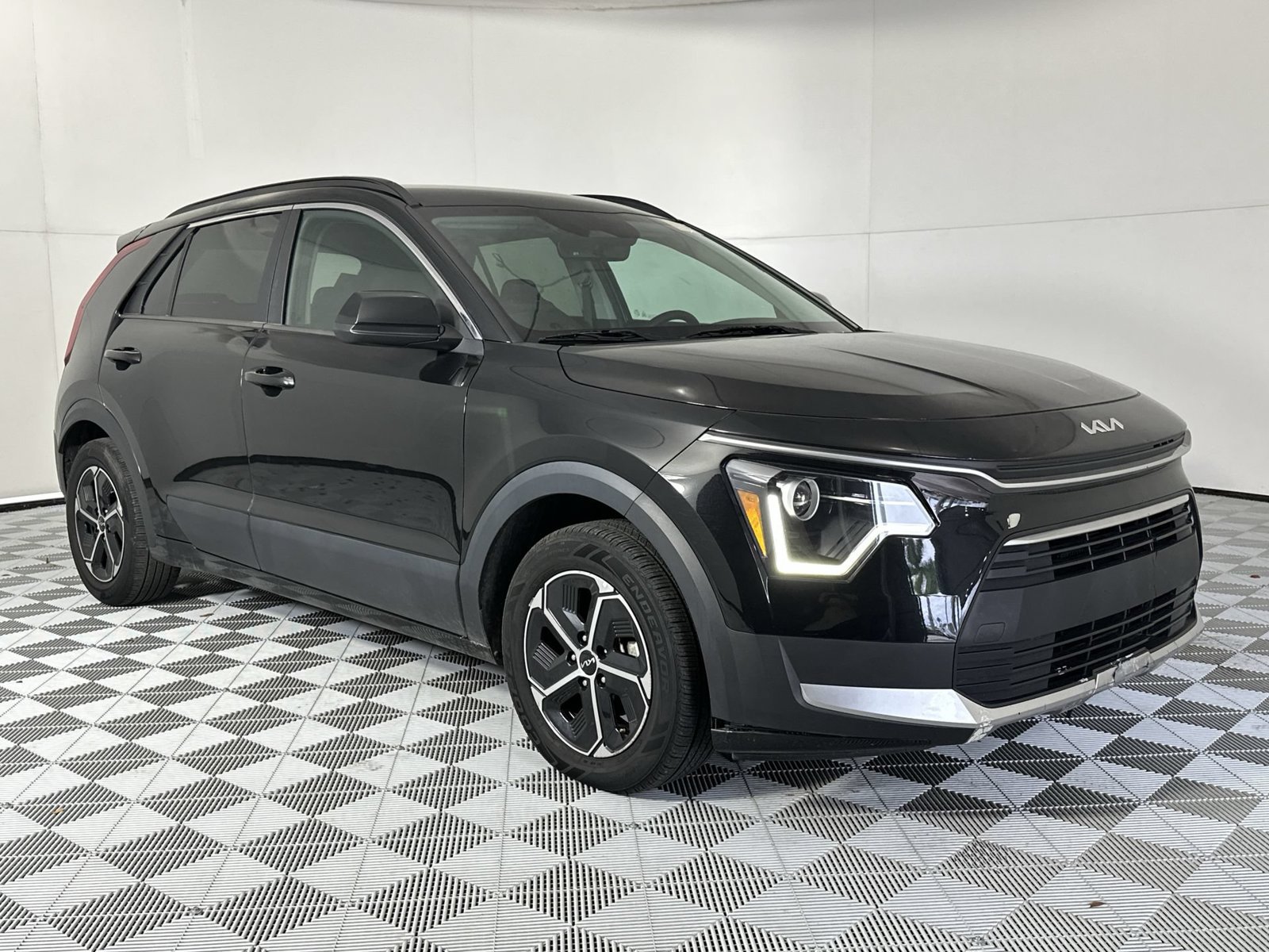Used 2024 Kia Niro LX FWD image 2