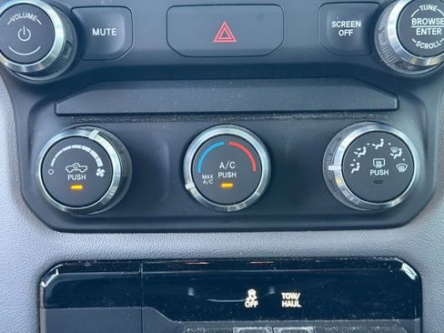 Used 2019 RAM 1500 Big Horn AWD/4WD image 30