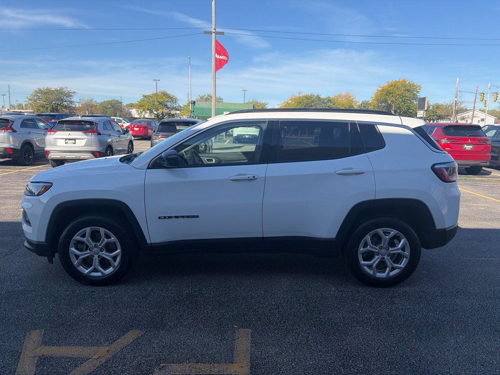 Used 2024 Jeep Compass Latitude AWD/4WD image 2