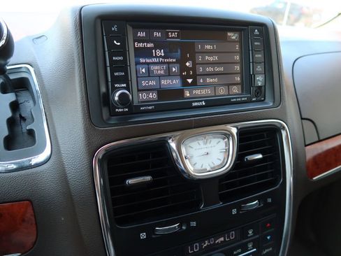 Used 2015 Chrysler Town & Country Touring w/ Driver Convenience Group image 14