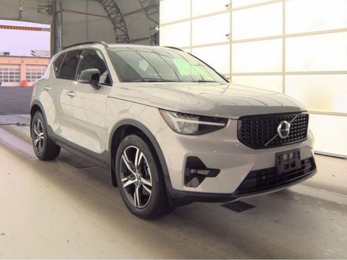 Used 2023 Volvo XC40 B5 Plus w/ Climate Package AWD/4WD image 4