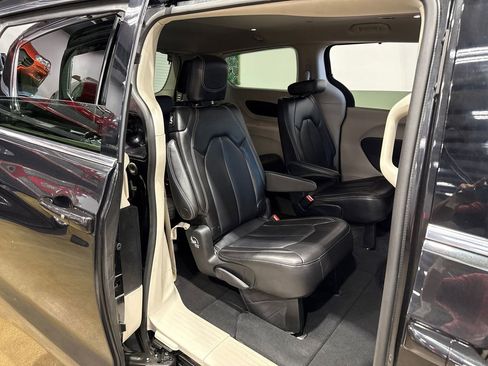 Used 2023 Chrysler Pacifica Touring-L FWD image 65