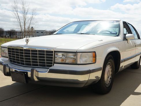 Used 1993 Cadillac Fleetwood Sedan image 3