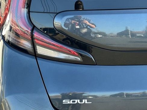 Used 2023 Kia Soul LX image 29