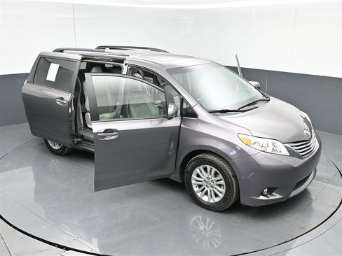 Used 2016 Toyota Sienna XLE image 38