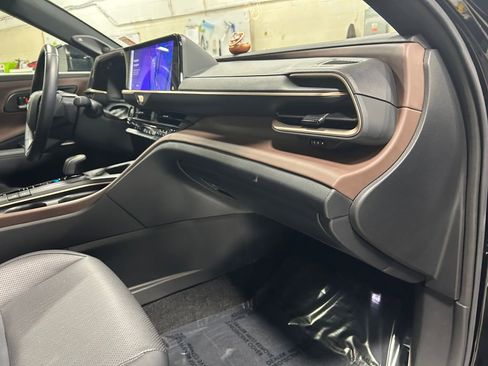 Used 2023 Toyota Crown Limited image 27