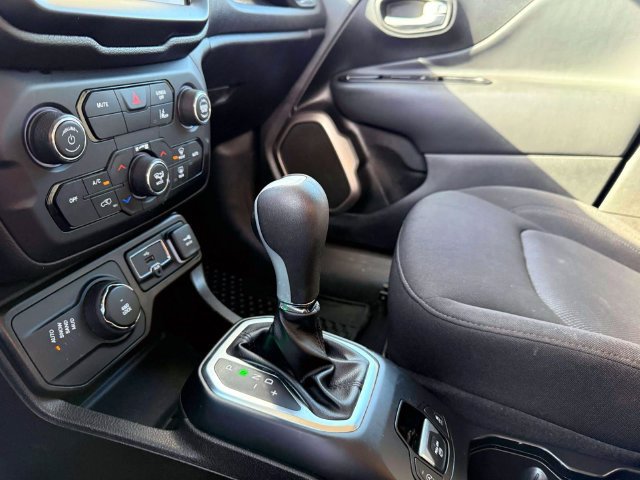 Certified 2023 Jeep Renegade Latitude AWD/4WD image 28