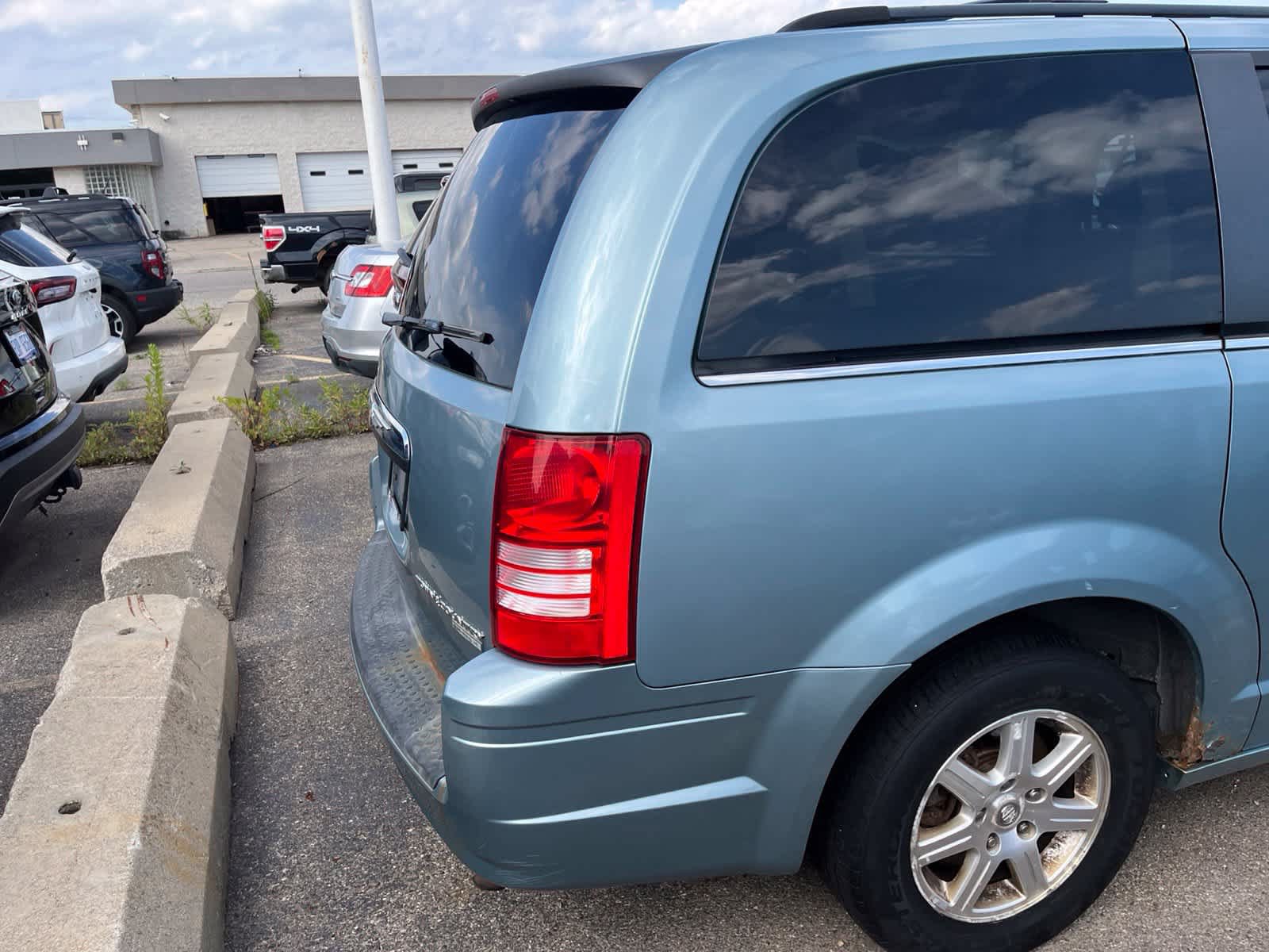 Used 2009 Chrysler Town & Country Touring w/ Family Value Group FWD image 11