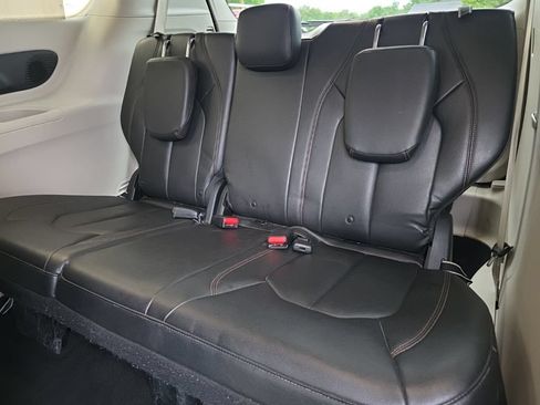 Used 2017 Chrysler Pacifica Touring-L w/ Tire & Wheel Group FWD image 20